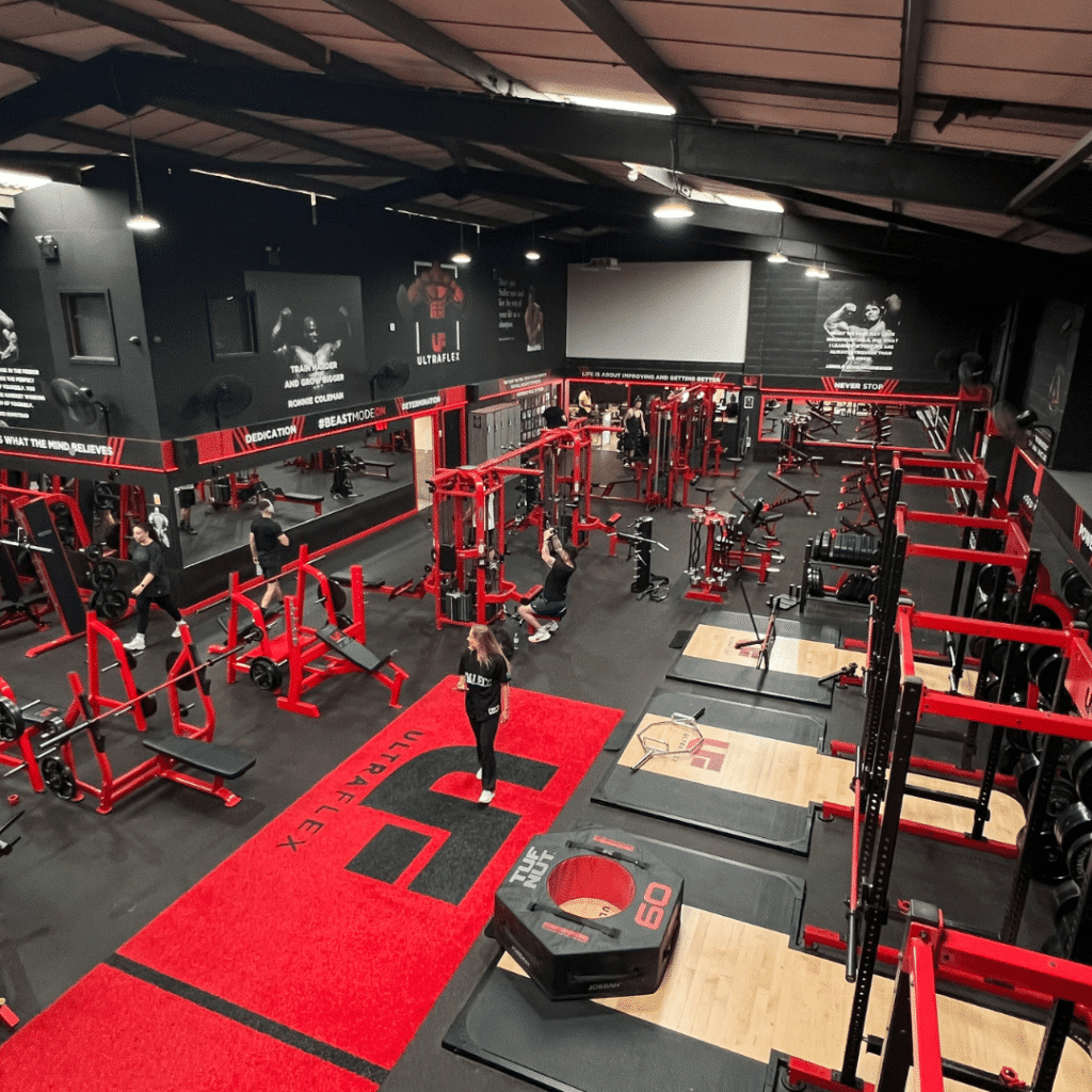 Gym med röd gymutrustning - Gym with red gym equipment