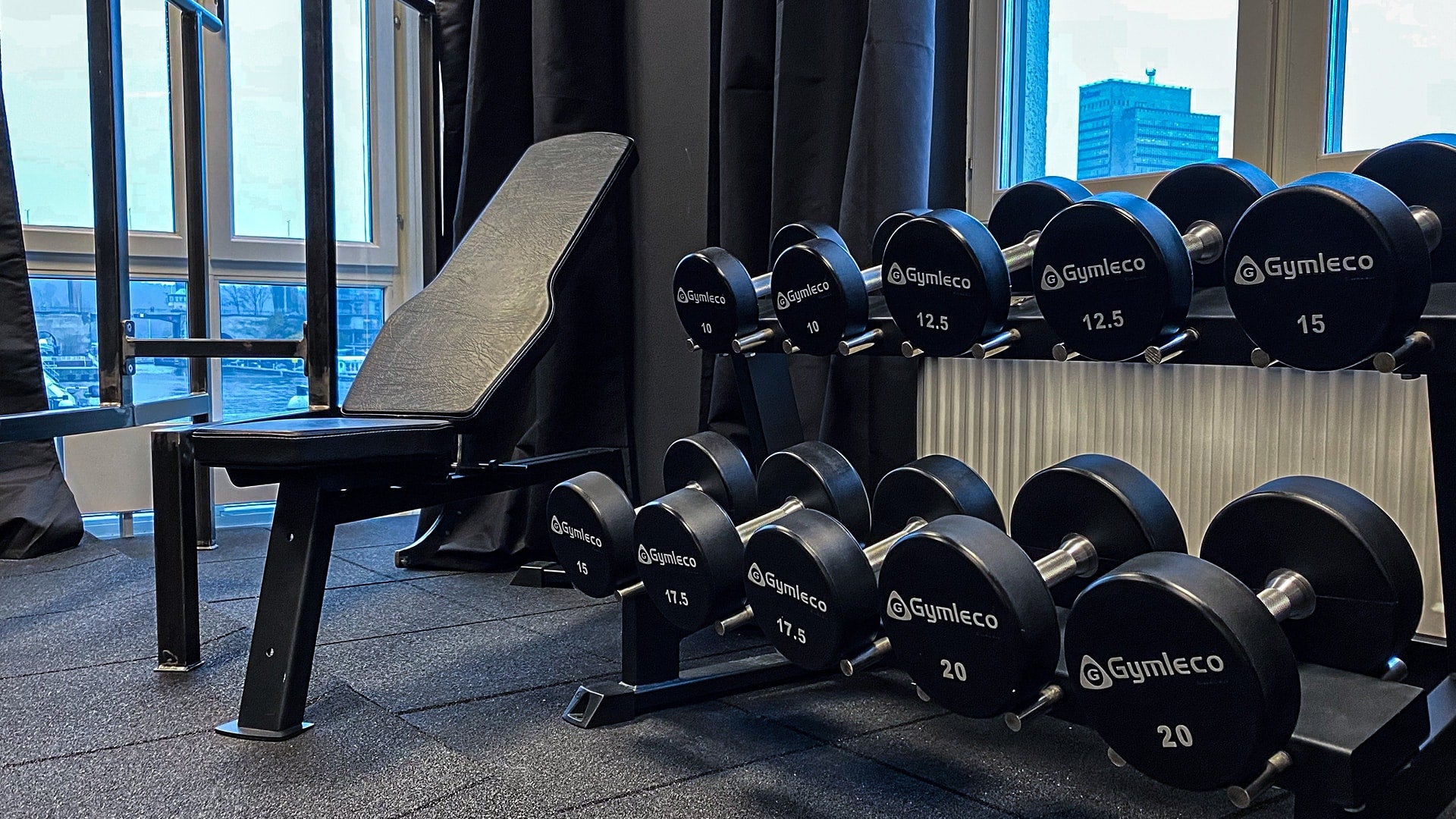 Gymbänk och hantlar - Gym bench and dumbbells