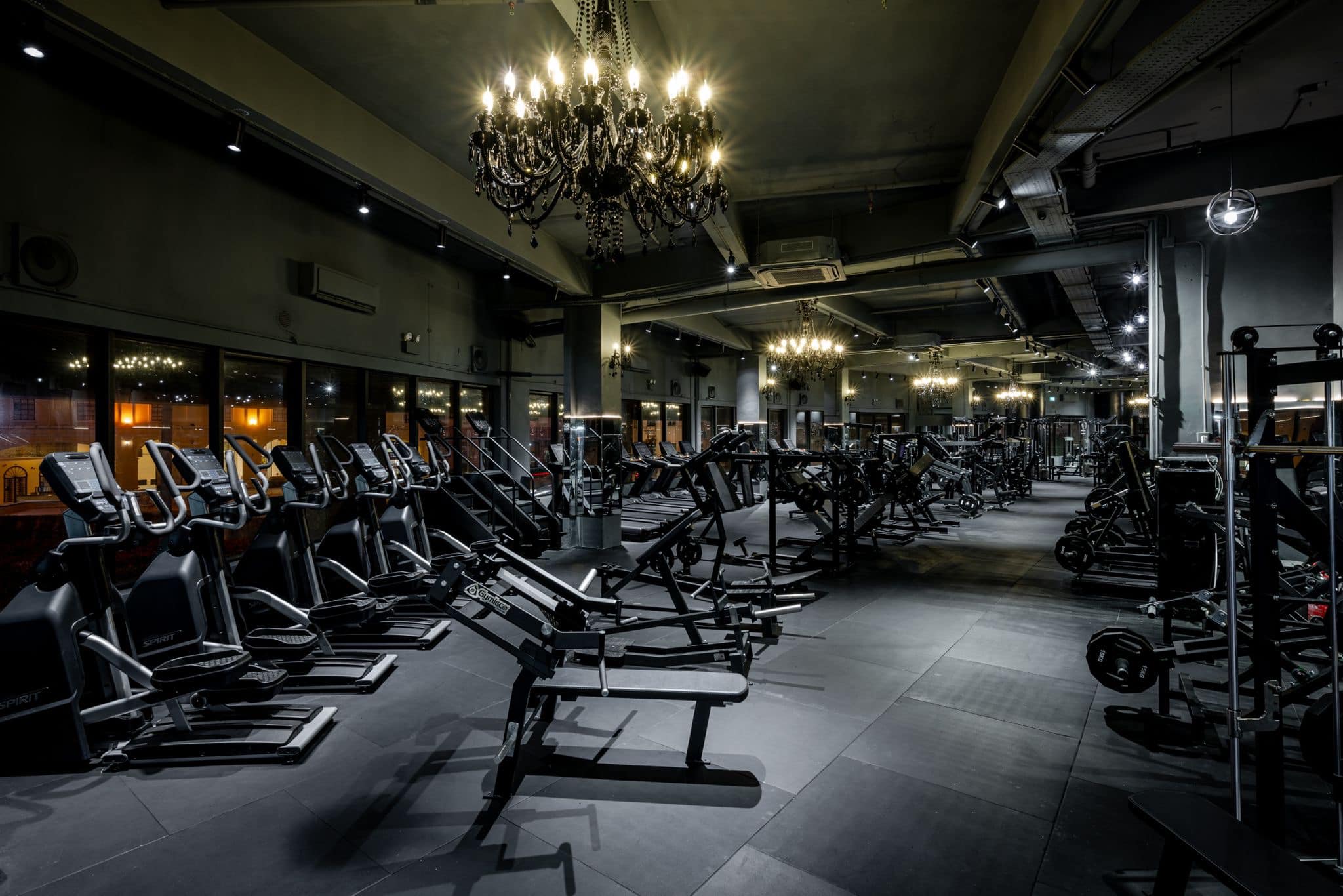 Gym med ljuskrona - Gym with chandelier