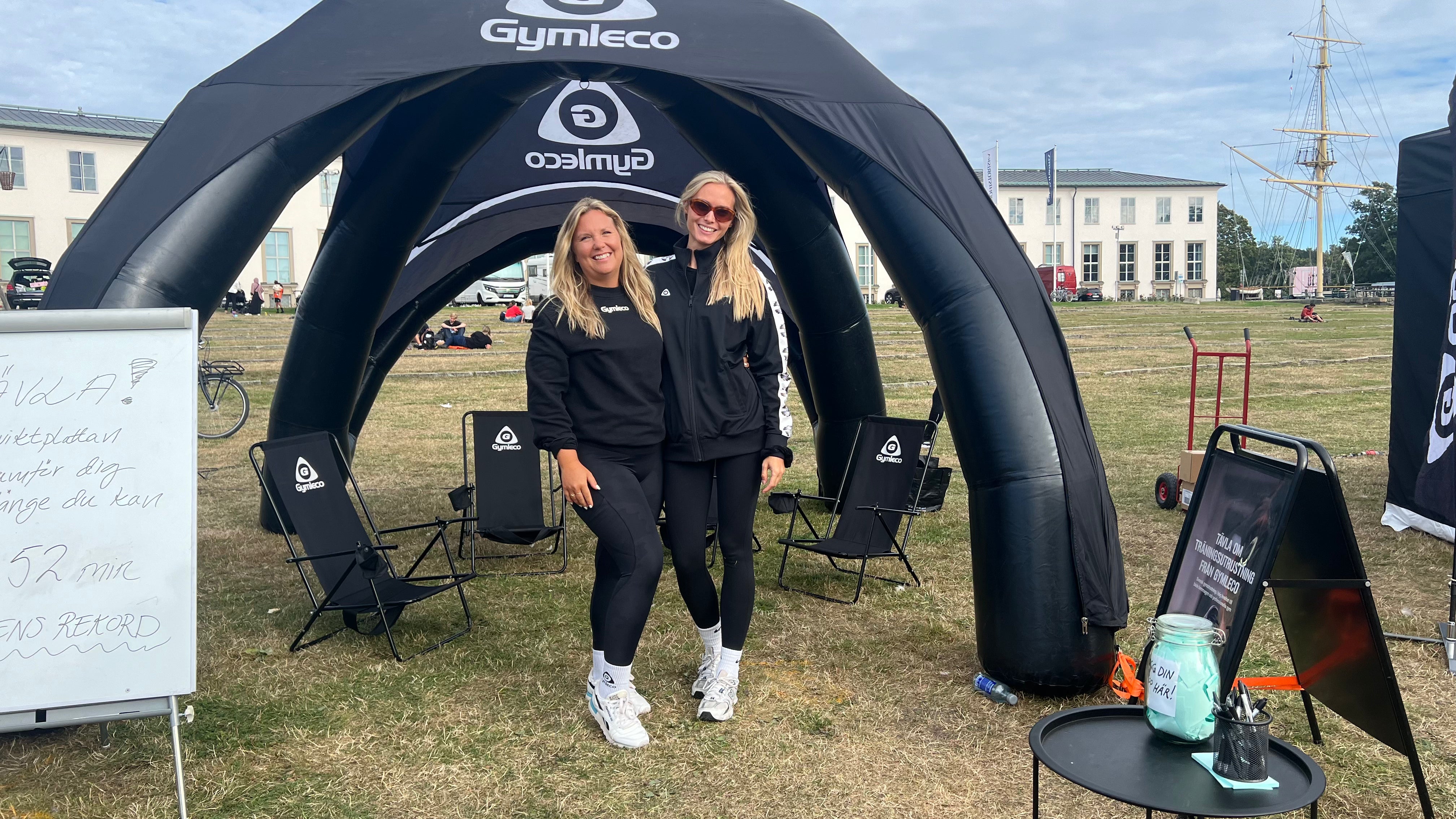 Två kvinnor utomhus - Two women outside