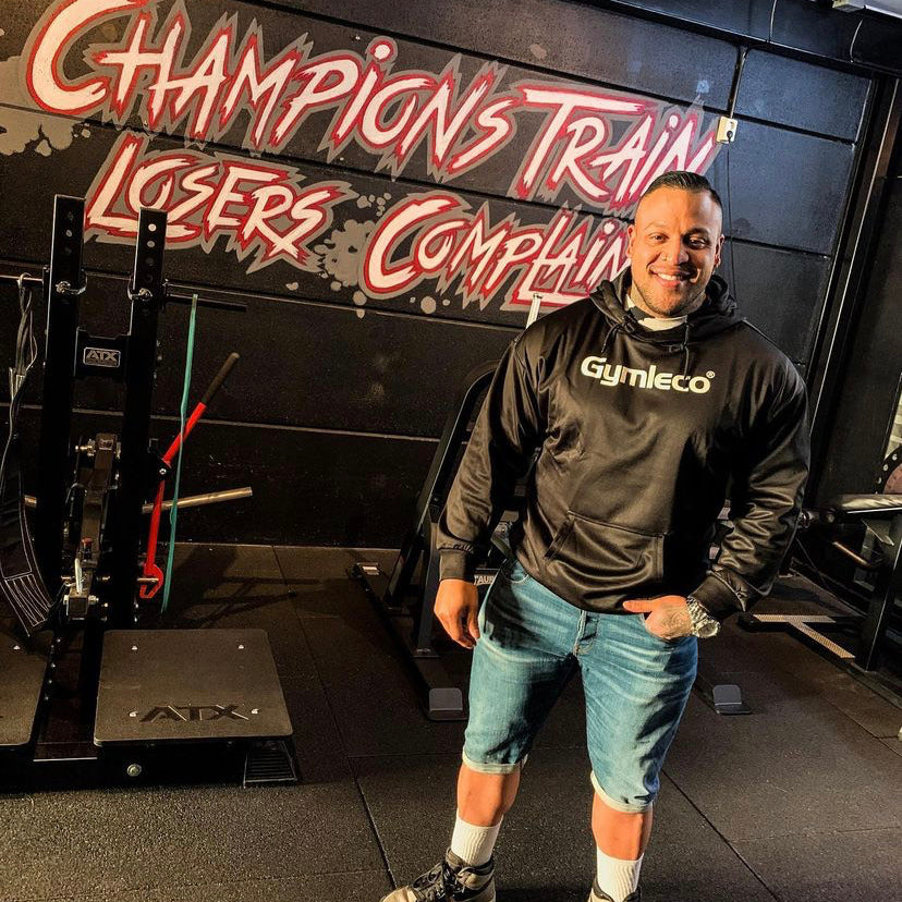 Man i Gymleco-kläder på gym - Man in Gymleco clothes at gym