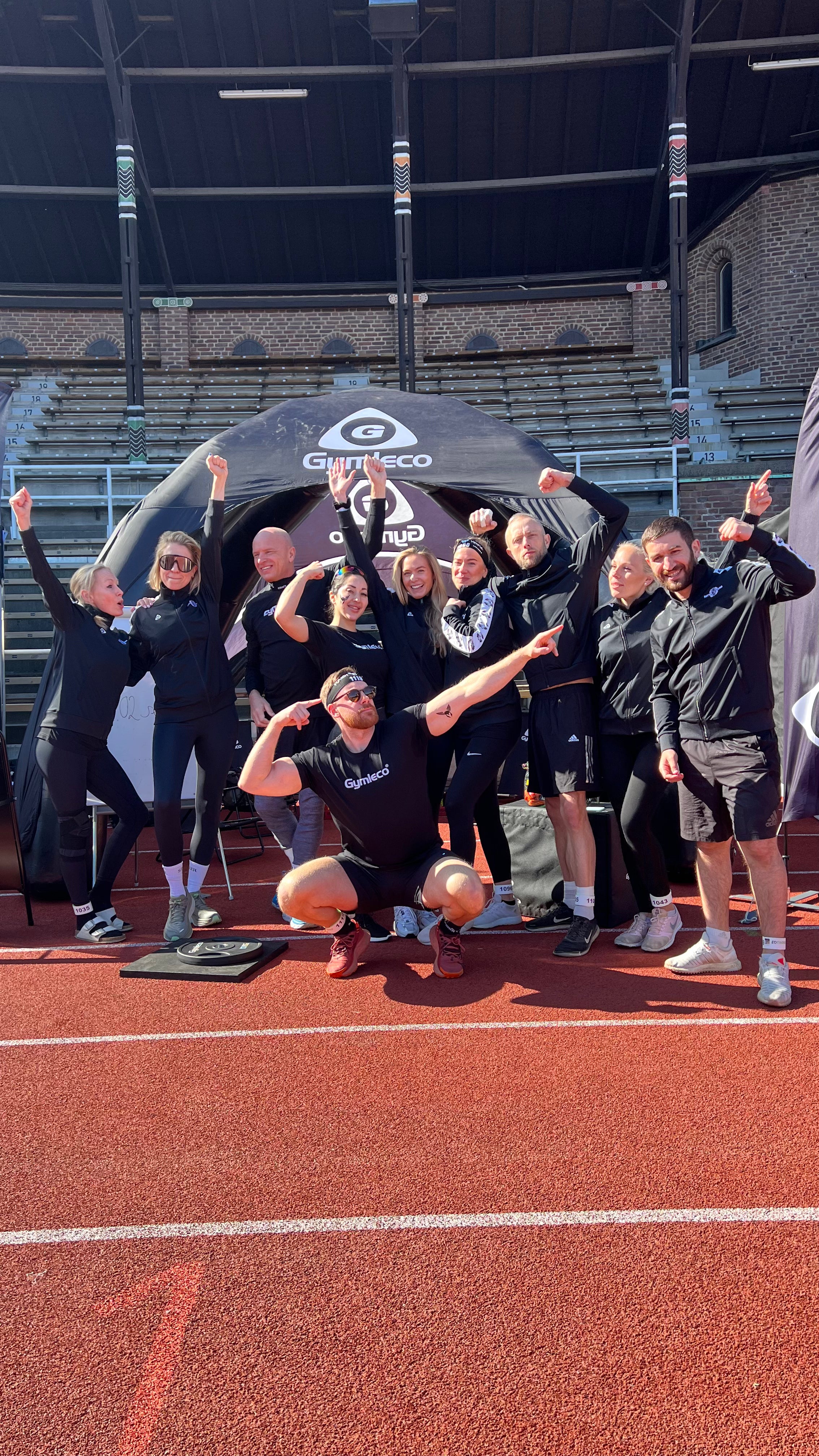 Grupp med människor som pekar - Group of people pointing