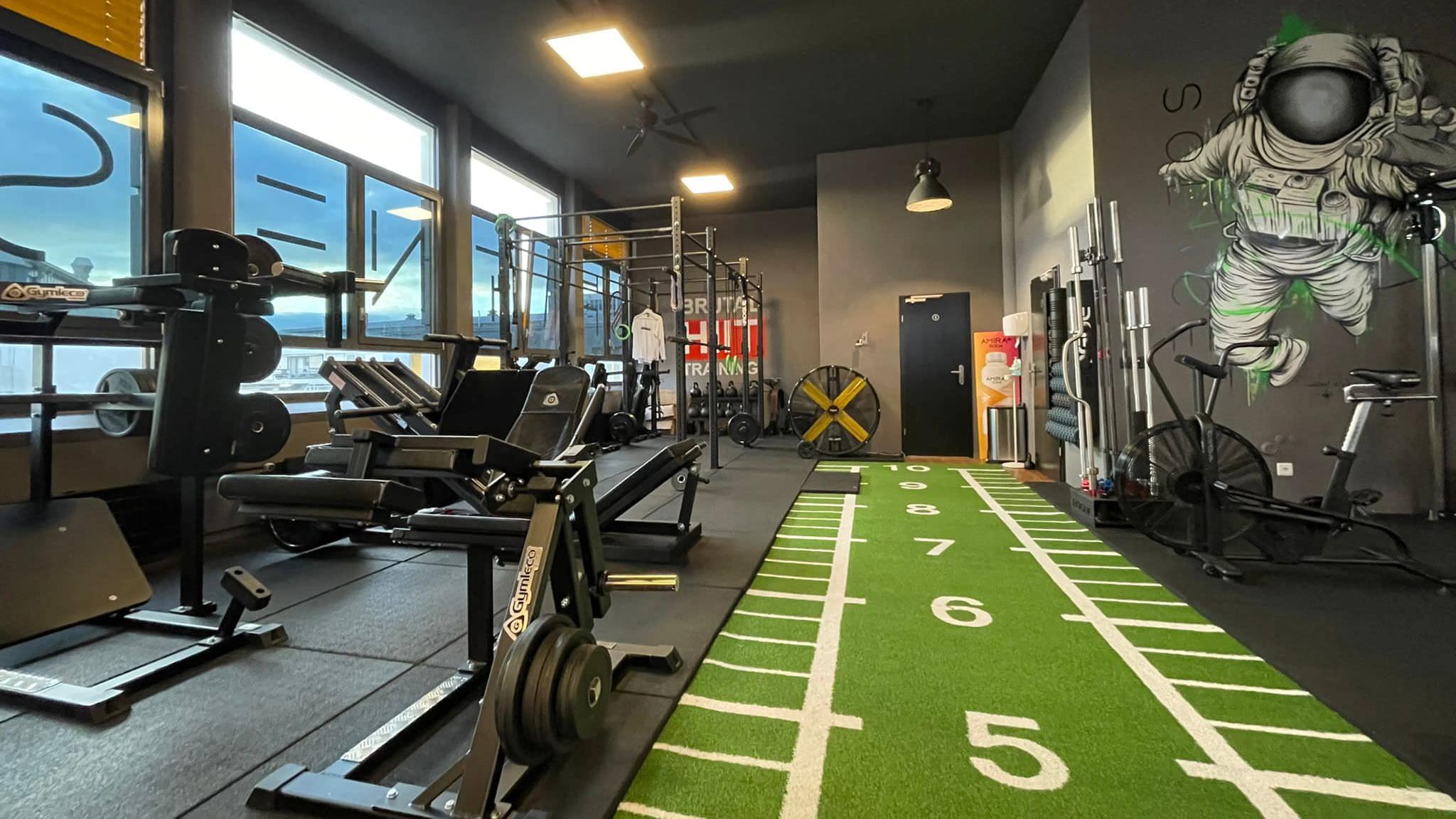 Konstgräs med numrering, grön - Artificial grass scaled, green