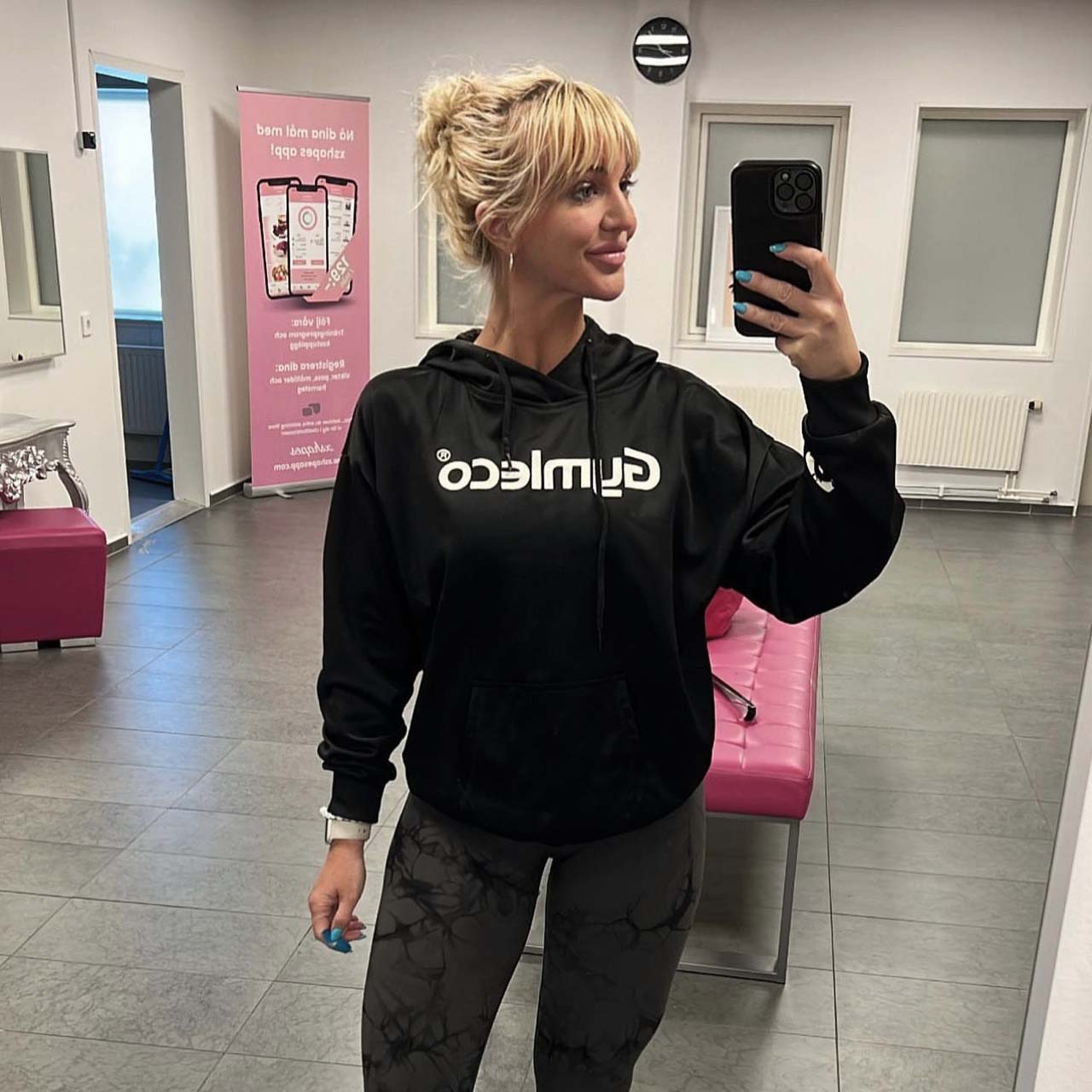 Kvinna i Gymleco hoodie - Woman in Gymleco hoodie