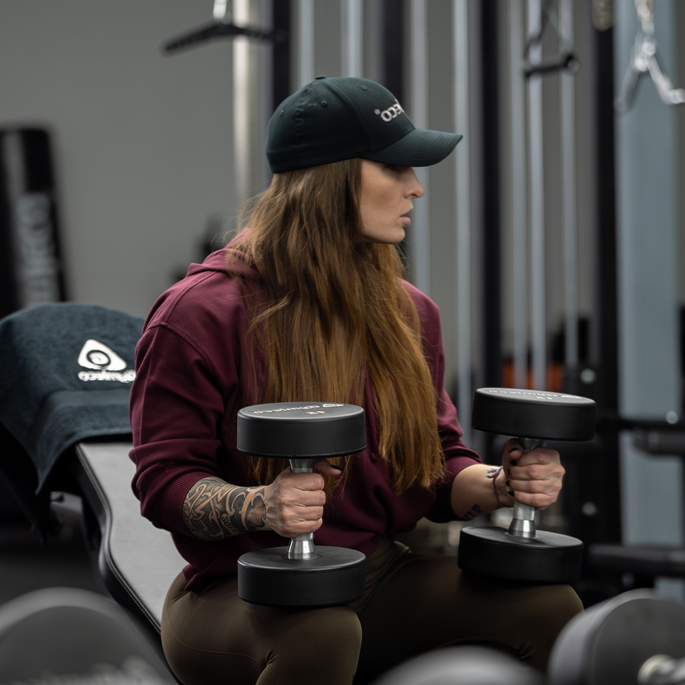 Kvinna i svart Gymleco-keps -Woman in black Gymleco cap