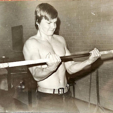 Man lyfter skivstång - Man lifting barebell