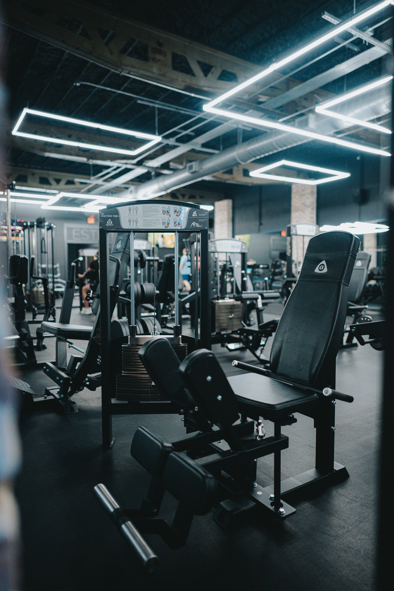 364 Adductor/Abductor at gym